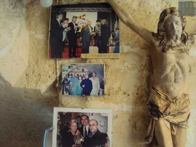 ...e soprattutto l�opera commissionatagli nel 2003 da Mikhail Gorbaciov, ex presidente dell�Unione Sovietica. La foto dell�incontro � incorniciata all�ingresso del locale assieme ad altre che ritraggono Claudio con Lucio Dalla, Pippo Baudo e Katia Ricciarelli